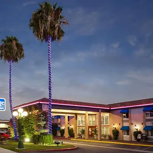 Travelodge By Wyndham Orange County Airport/ Estados Unidos